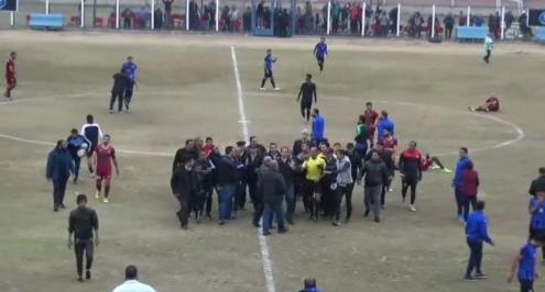 ركل وبصق ولكمة ومحضر.. ماذا يحدث للحكام في الدرجات الأدنى؟ (فيديو)